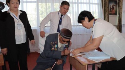 В Кызылорде первым проголосовал 101-летний ветеран войны