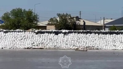 Паводки в Казахстане: пятые сутки в Атырауской области дамбы сдерживают разлив реки Жайык