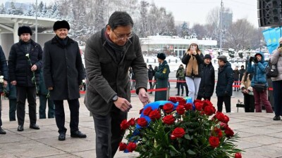 В Алматы возложили цветы к монументу Тәуелсіздік в честь Дня Независимости