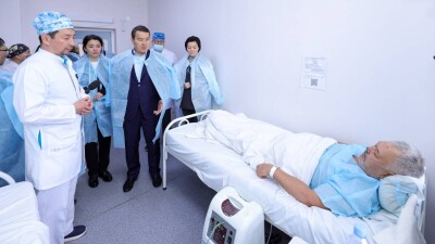 Алихан Смаилов навестил горняков, пострадавших во время взрыва в шахте