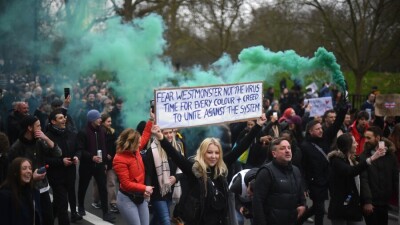 Более 30 человек задержали в Лондоне за участие в протестах против ограничений из-за Covid-19