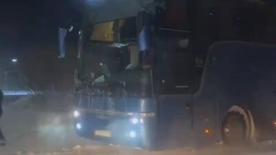 Из-за поломки автобуса 66 человек остались ночью на закрытой трассе в Акмолинской области