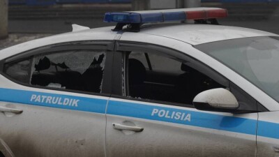 Появилось видео жестокого избиения силовиков во время беспорядков в Алматы