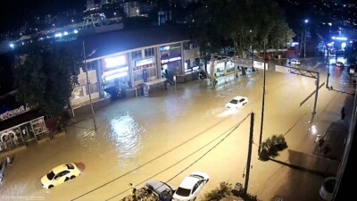 В Сочи во время залпового ливня погибла женщина, в городе устраняют последствия наводнения