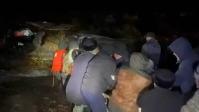 В СКО четверо человек спасались на трассе от воды на крыше автомобиля
