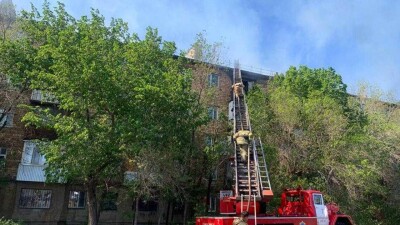 В Караганде тушат пожар на крыше жилого дома, людей эвакуировали