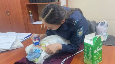 В Актобе женщина оставила в кафе новорождённого ребёнка, её ищет полиция