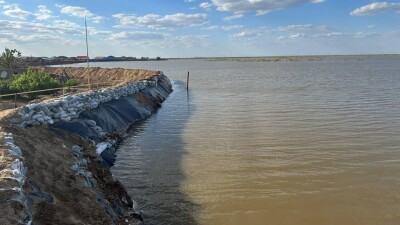 Паводки в Казахстане: в Атырауcкой области сохраняется угроза затопления, в СКО мехбригады ремонтируют пострадавшие дома