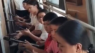 Юные домбристы организовали концерт в поезде в честь героев Олимпиады