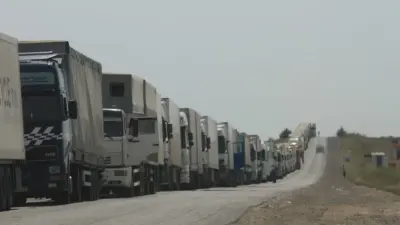 В ЗКО сотни фур с грузом не пускают через границу, у водителей забрали документы