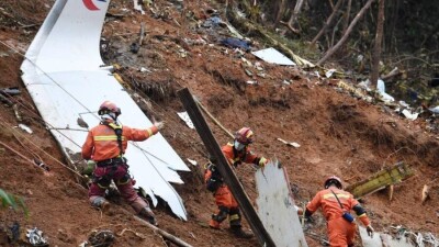 Второй "чёрный ящик" нашли на месте крушения пассажирского Boeing 737 в Китае