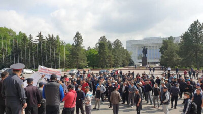 В Бишкеке митингующие у Дома правительства требуют, чтобы к ним вышел президент Жапаров