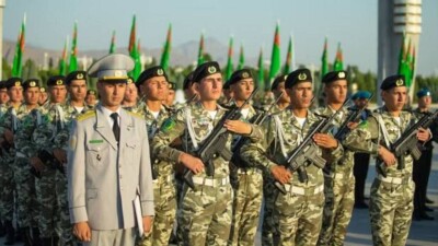 Сердар Бердымухамедов хочет пересмотреть законы о военнослужащих в Туркменистане