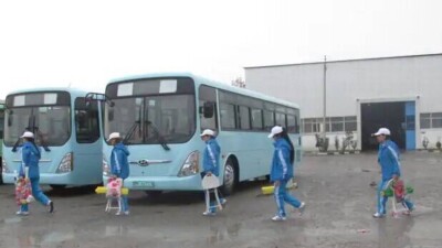 На стадионе под дождём: в Туркменистане бюджетников не отпускали домой с массовок