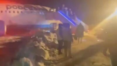 В Перми самолёт застрял в сугробе при попытке взлететь