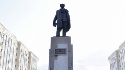В Астане открыли памятник Мухтару Ауэзову