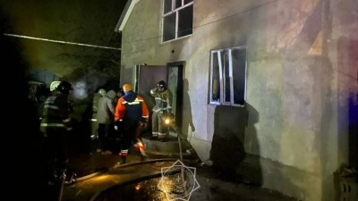 Бабушку и четверых внуков вынесли через окно из пожара в квартире в Жамбылской области