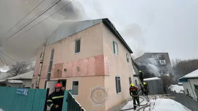 По повышенному рангу: в Астане спасатели тушат пожар в районе Байконыр