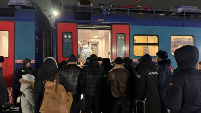 Около 500 человек, застрявших на трассах, перевезли поездами
