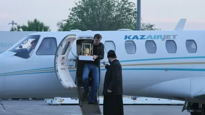 В Алматы доставили Благодатный огонь из Иерусалима