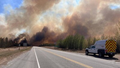 В канадской Альберте из-за лесных пожаров объявили режим ЧС