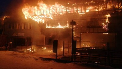 На Шымбулаке тушат пожар в рестобаре