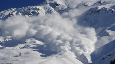 Лавина сошла в ВКО и перекрыла дорогу