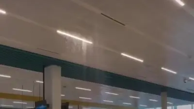 Трубопровод разорвало в аэропорту Алматы, вода бежала с потолка в пассажирском терминале