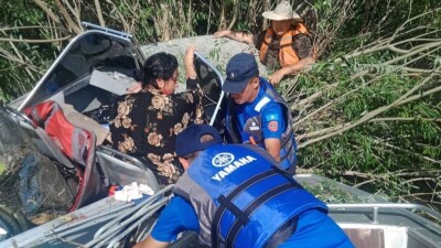 В Аксу моторная лодка вылетела на берег, пострадала женщина