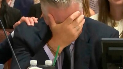 Суд снял все обвинения с актёра Алека Болдуина в убийстве оператора на съёмочной площадке