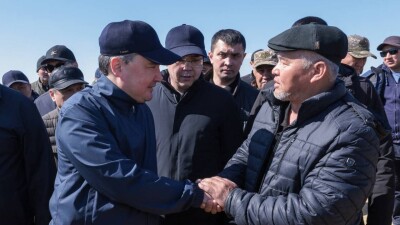 Олжас Бектенов проверил паводковую ситуацию в Кульсары и встретился с жителями