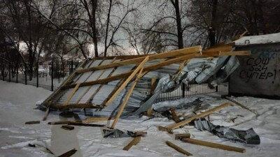В Уральске порывом ветра снесло крышу с пятиэтажного дома