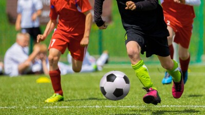 Судью забросали бутылками после футбольного матча в Уральске