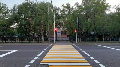 В Нур-Султане устанавливают светофоры на нерегулируемых пешеходниках