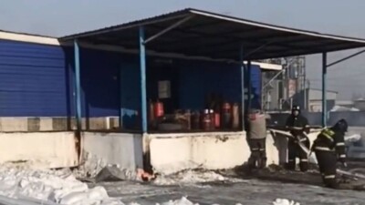 66 газовых баллонов вынесли с горящей АГЗС в Караганде