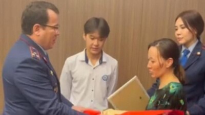 Школьника, остановившего неуправляемый автобус, наградили