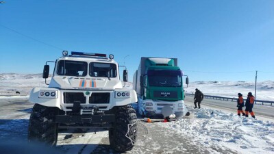 Пять суток на дороге: водитель фуры застрял на Кордайском перевале из-за сильных морозов