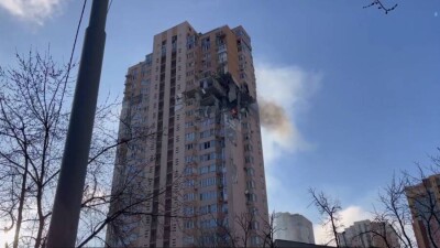 Ракета разрушила часть высотной многоэтажки в Киеве. Есть пострадавшие