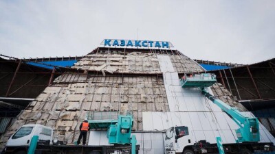 В столичном спорткомплексе "Казахстан" демонтируют аварийные конструкции