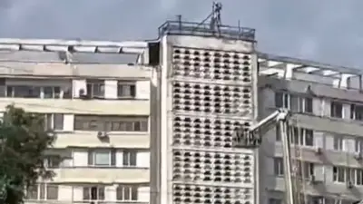 В Актау мужчина прыгнул с высотки на глазах у спасателей и погиб