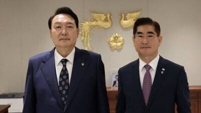 Президенту Южной Кореи присвоили статус подозреваемого по делу о мятеже, экс-министра обороны арестовали