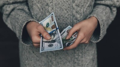 Сколько стоят доллар и рубль в обменниках Казахстана 27 октября