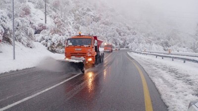На Шымбулаке убирают выпавший снег