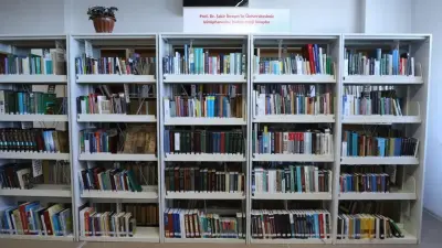 В Туркестане профессор передал родному вузу 3000 книг