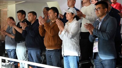 В Кыргызстане футбольные болельщики во время матча потребовали от президента новый стадион