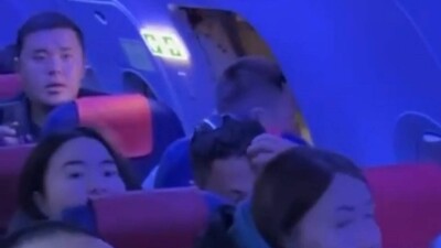 Пассажир открыл аварийную дверь в самолёте: нарушителя передали полиции