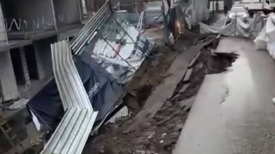 В Алматы обрушилась обочина дороги