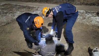 В Уральске мужчина упал в канализационный люк