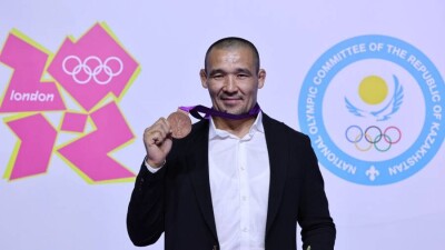 Казахстанскому борцу вручили олимпийскую медаль спустя 10 лет