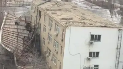 Поликлиника без крыши, повреждённые машины и упавшие ёлки: стихия продолжает бушевать в Атырауской области